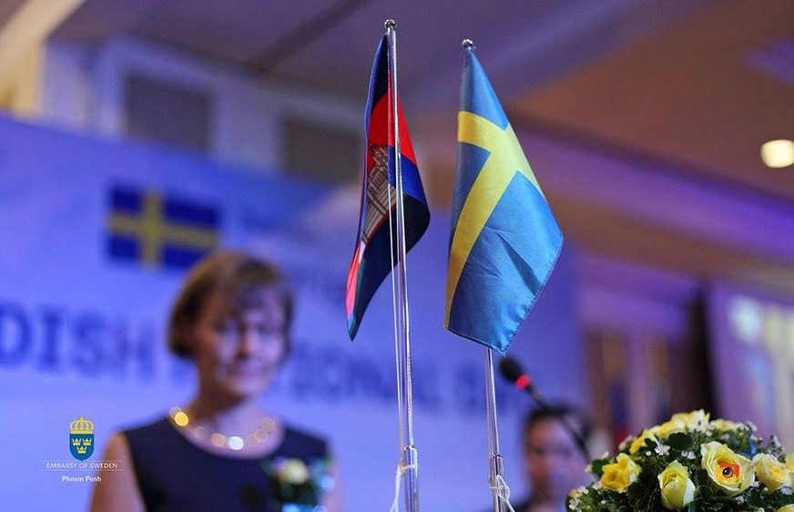 ទង់ជាតិកម្ពុជានិងស៊ុយអ៊ែត ដាក់បញ្ឈរនៅក្នុងកម្មវិធី Swedish National Day របស់ស្ថានទូតស៊ុយអ៊ែតប្រចាំកម្ពុជា កាលពីឆ្នាំ២០១៧។ (ហ្វេសប៊ុក៖ Embassy of Sweden in Phnom Penh)