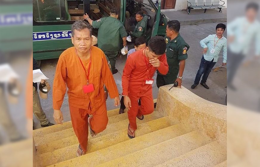លោក រ៉ាត់ រត្នមុនី ចូលក្នុងសវនាការសាលាឧទ្ធរណ៍ លើសំណុំរឿងវិដេអូ «ម្ដាយខ្ញុំលក់ខ្ញុំ» នៅព្រឹកថ្ងៃទី២៩ ខែវិច្ឆិកា ឆ្នាំ២០១៩។
